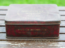 Carica l&#39;immagine nel visualizzatore di Gallery, Scatola In Latta Vintage. Provenienza India. Conservata in ottimo stato.  Dimensioni 17x13 h7cm  per info ed ulteriori foto info@etniko.it 0039 3338778241 facebook / instagram : etnikobycrosato
