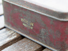 Carica l&#39;immagine nel visualizzatore di Gallery, Scatola In Latta Vintage. Provenienza India. Conservata in ottimo stato.  Dimensioni 17x13 h7cm  per info ed ulteriori foto info@etniko.it 0039 3338778241 facebook / instagram : etnikobycrosato