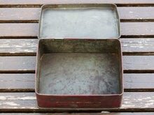 Carica l&#39;immagine nel visualizzatore di Gallery, Scatola In Latta Vintage. Provenienza India. Conservata in ottimo stato.  Dimensioni 17x13 h7cm  per info ed ulteriori foto info@etniko.it 0039 3338778241 facebook / instagram : etnikobycrosato