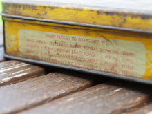 Carica l&#39;immagine nel visualizzatore di Gallery, Scatola in latta vintage. Provenienza India.  Dimensioni 23x18 h5cm