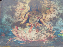 Carica l&#39;immagine nel visualizzatore di Gallery, Scatola in latta vintage. Provenienza India.  Dimensioni 23x18 h5cm