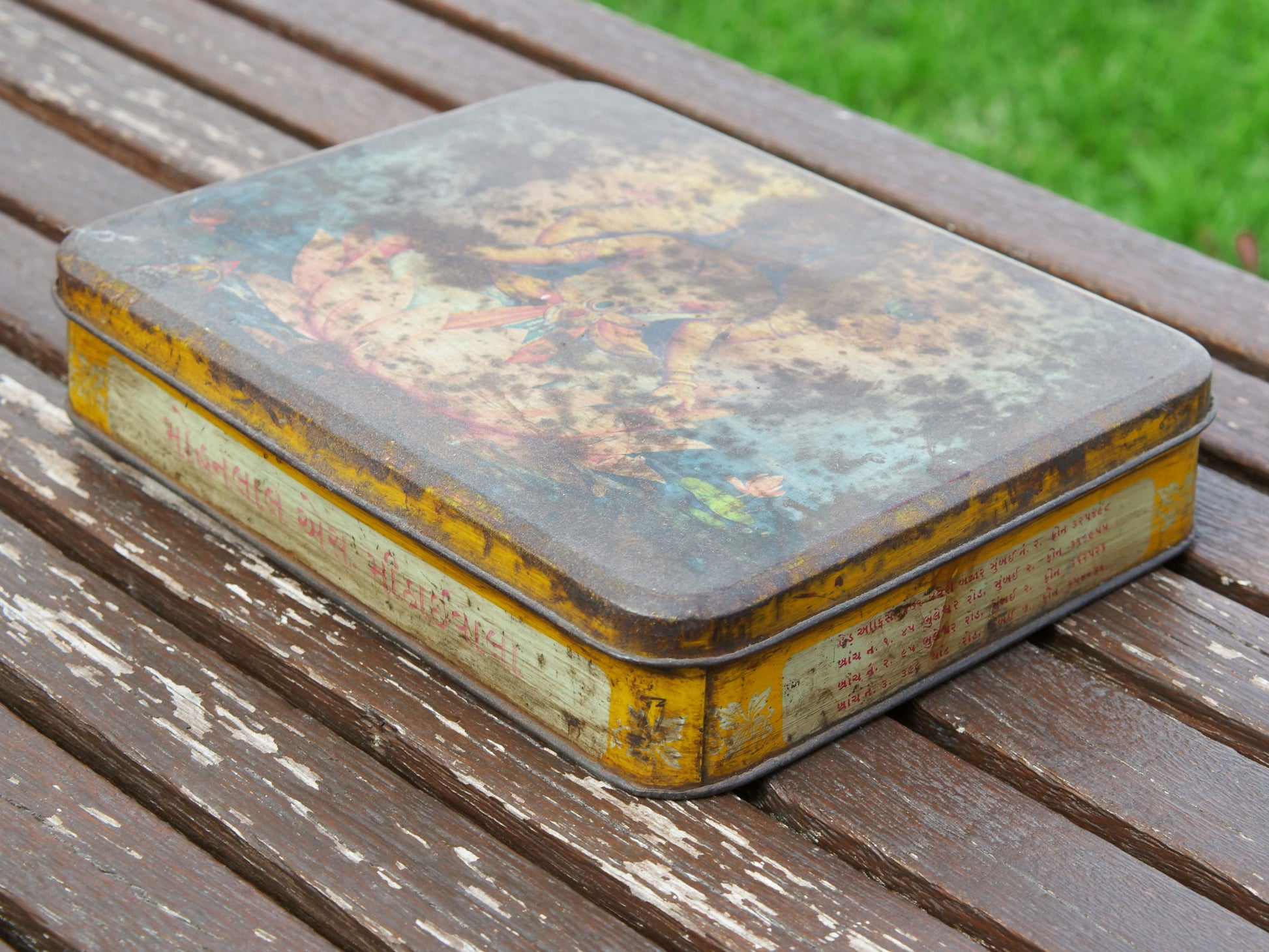 Scatola in latta vintage. Provenienza India.  Dimensioni 23x18 h5cm