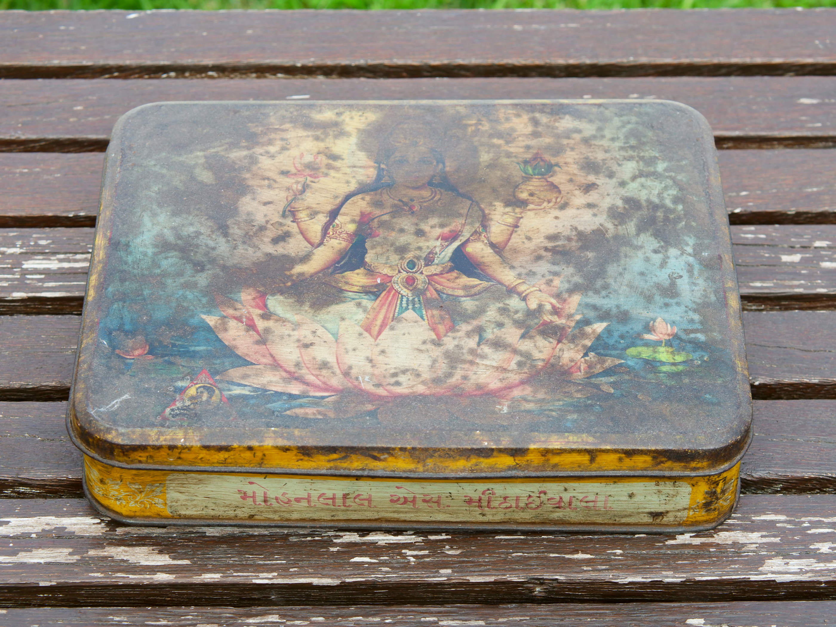 Scatola in latta vintage. Provenienza India.  Dimensioni 23x18 h5cm