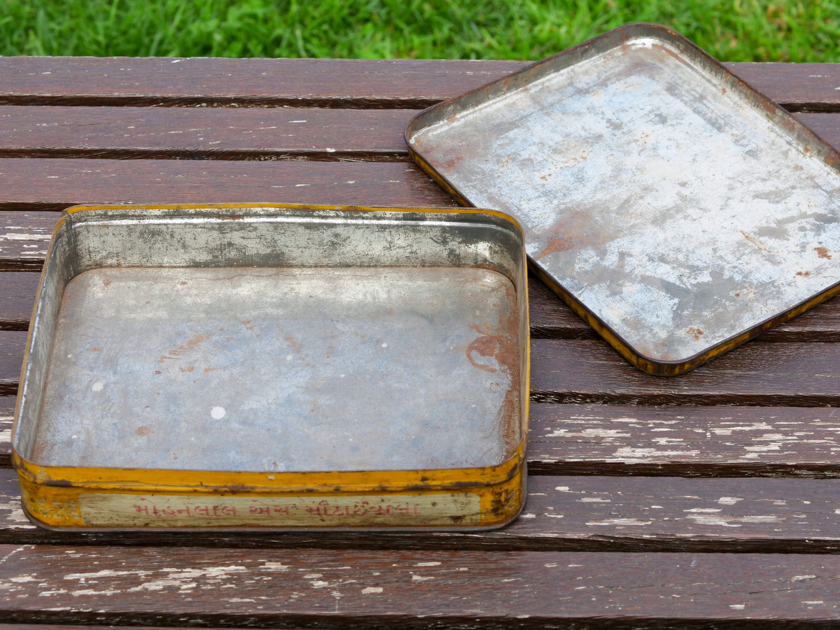 Scatola in latta vintage. Provenienza India.  Dimensioni 23x18 h5cm