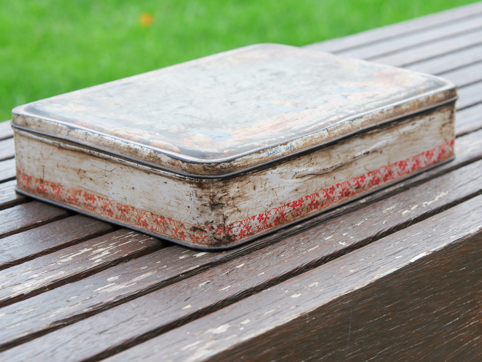 Scatola in latta vintage. Provenienza India.  Dimensioni 28x21 h6cm