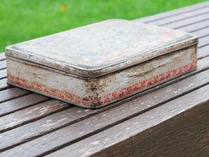 Scatola in latta vintage. Provenienza India.  Dimensioni 28x21 h6cm