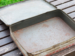 Scatola in latta vintage. Provenienza India.  Dimensioni 28x21 h6cm