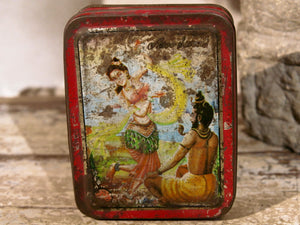 Scatola In Latta Vintage.  Provenienza India. Dimensioni 13x17xh5cm. 