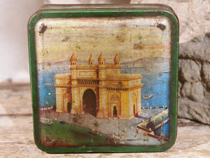 Scatola In Latta Vintage. Provenienza India. Dimensioni diam.17x18xh5cm.