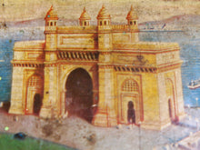 Carica l&#39;immagine nel visualizzatore di Gallery, Scatola In Latta Vintage. Provenienza India. Dimensioni diam.17x18xh5cm.