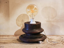 Carica l&#39;immagine nel visualizzatore di Gallery, Lampada creata con la base di una vecchia colonna in legno di teak indiano . Tronco unico di teak massello.  dimensioni diametro 27, h 24 fine dell&#39;impianto (venduto senza la lampadina)    disponibili vari modelli , contattare per info ed ulteriori foto info@etniko.it 0039 3338778241 fb/ig : etnikobycrosato