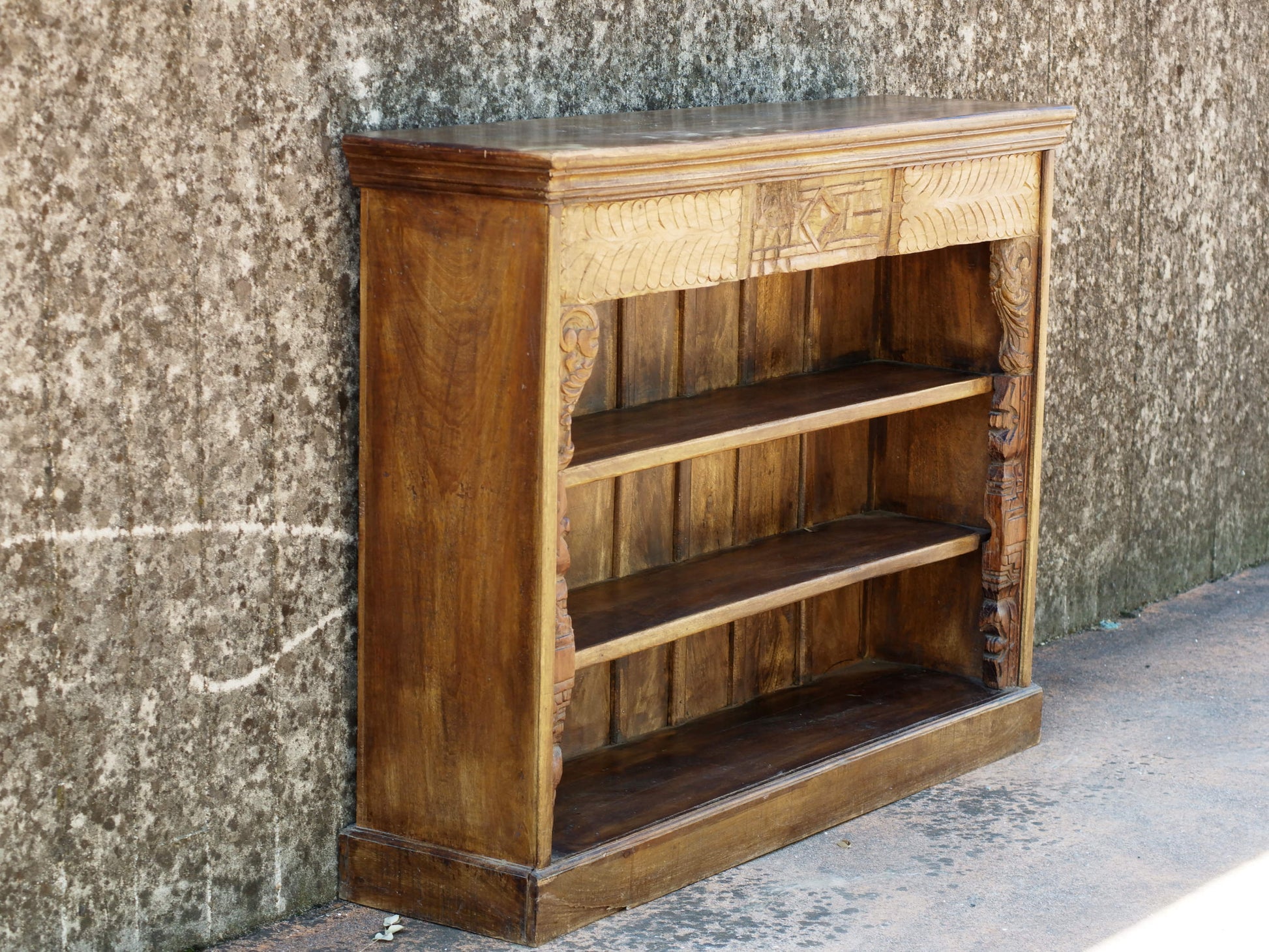 Libreria Indiana interamente assemblata con fregi e assi recuperato da portali o elementi architettonici di case Indiane antiche.  Dimensioni 130x32 h99cm.  contattare per info o ulteriori foto mail info@etniko.it watshapp 0039 3338778241 fb/ig : etnikobycrosato