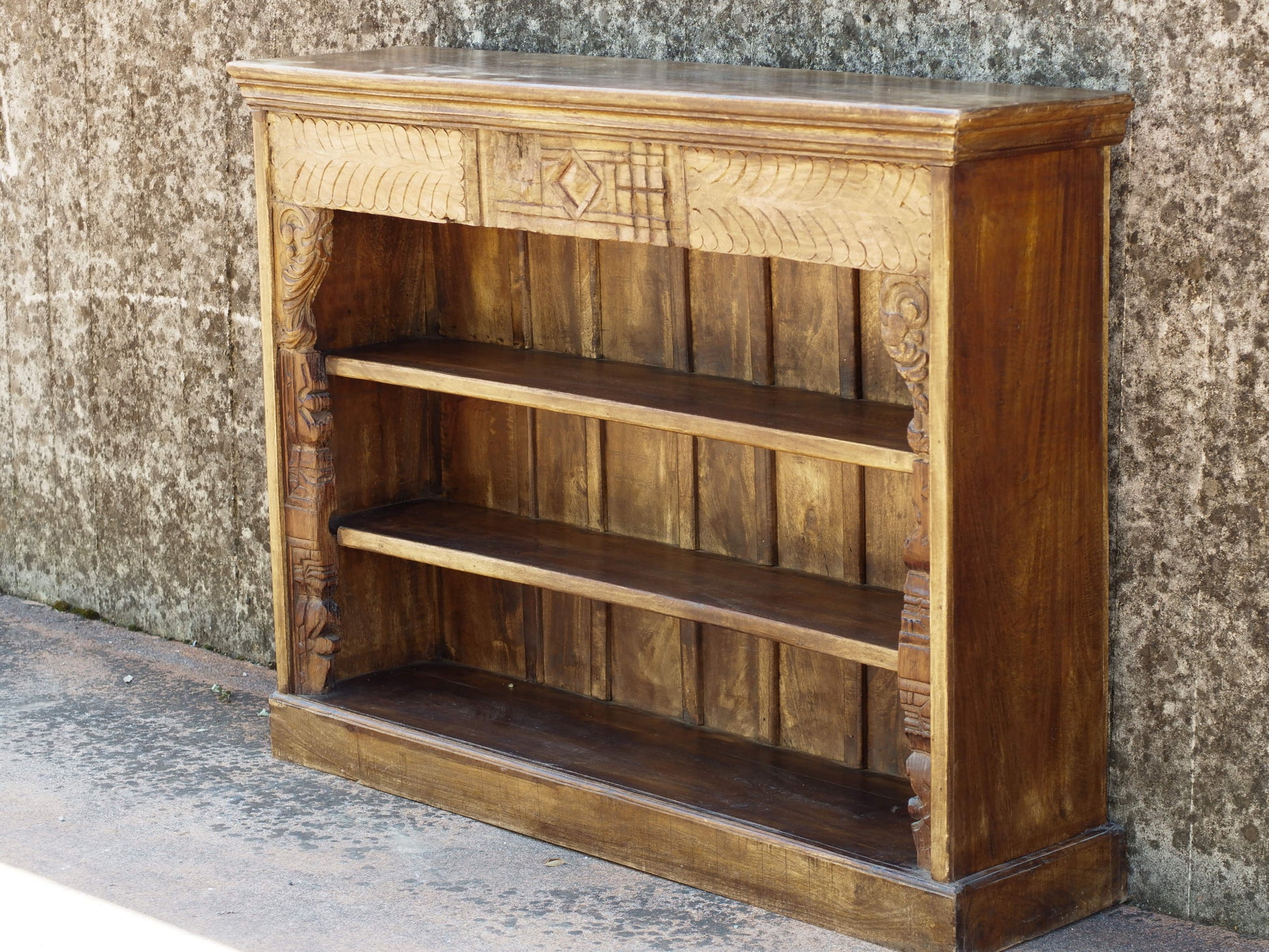 Libreria Indiana interamente assemblata con fregi e assi recuperato da portali o elementi architettonici di case Indiane antiche.  Dimensioni 130x32 h99cm.  contattare per info o ulteriori foto mail info@etniko.it watshapp 0039 3338778241 fb/ig : etnikobycrosato