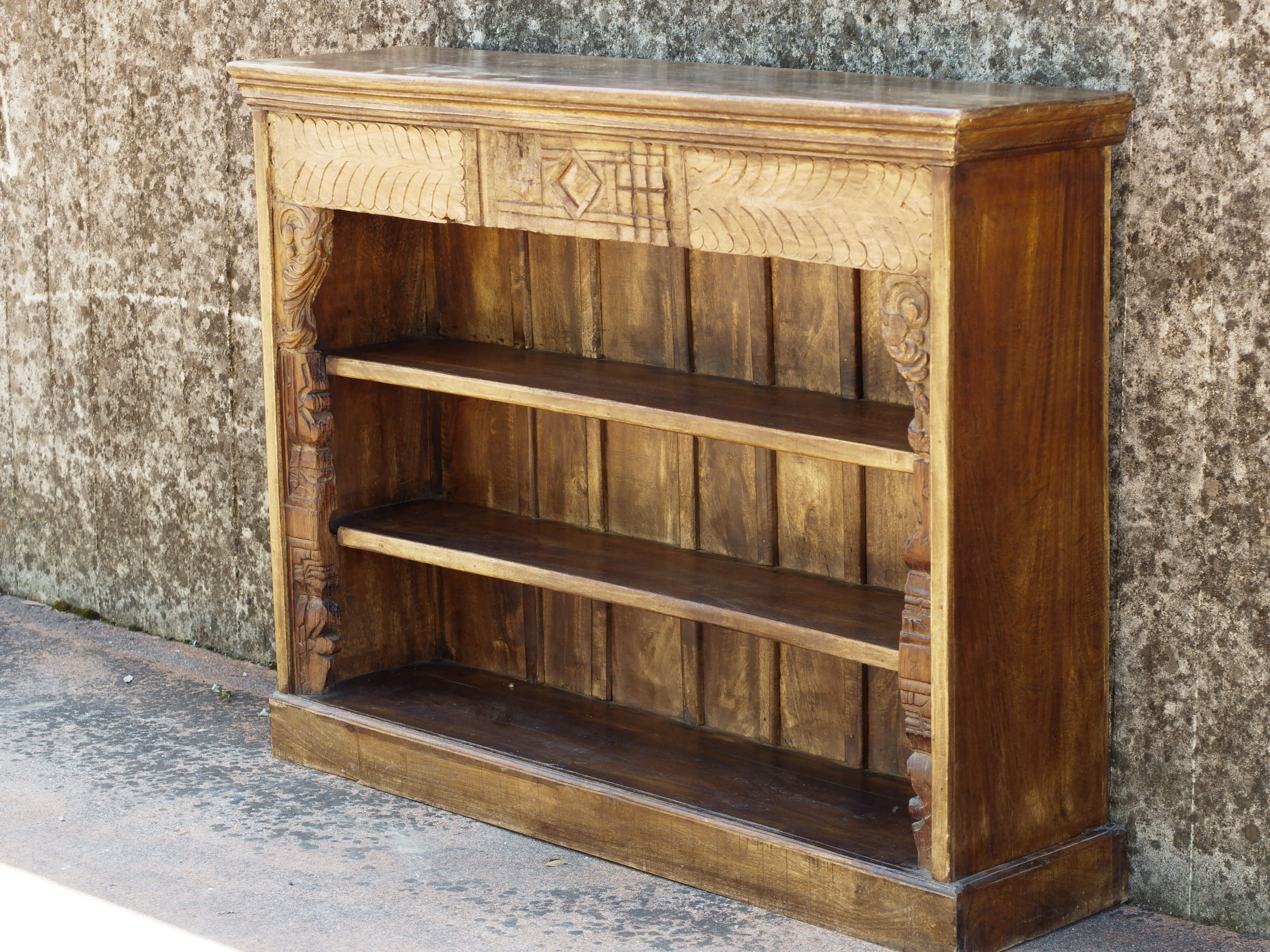 Libreria Indiana interamente assemblata con fregi e assi recuperato da portali o elementi architettonici di case Indiane antiche.  Dimensioni 130x32 h99cm.  contattare per info o ulteriori foto mail info@etniko.it watshapp 0039 3338778241 fb/ig : etnikobycrosato