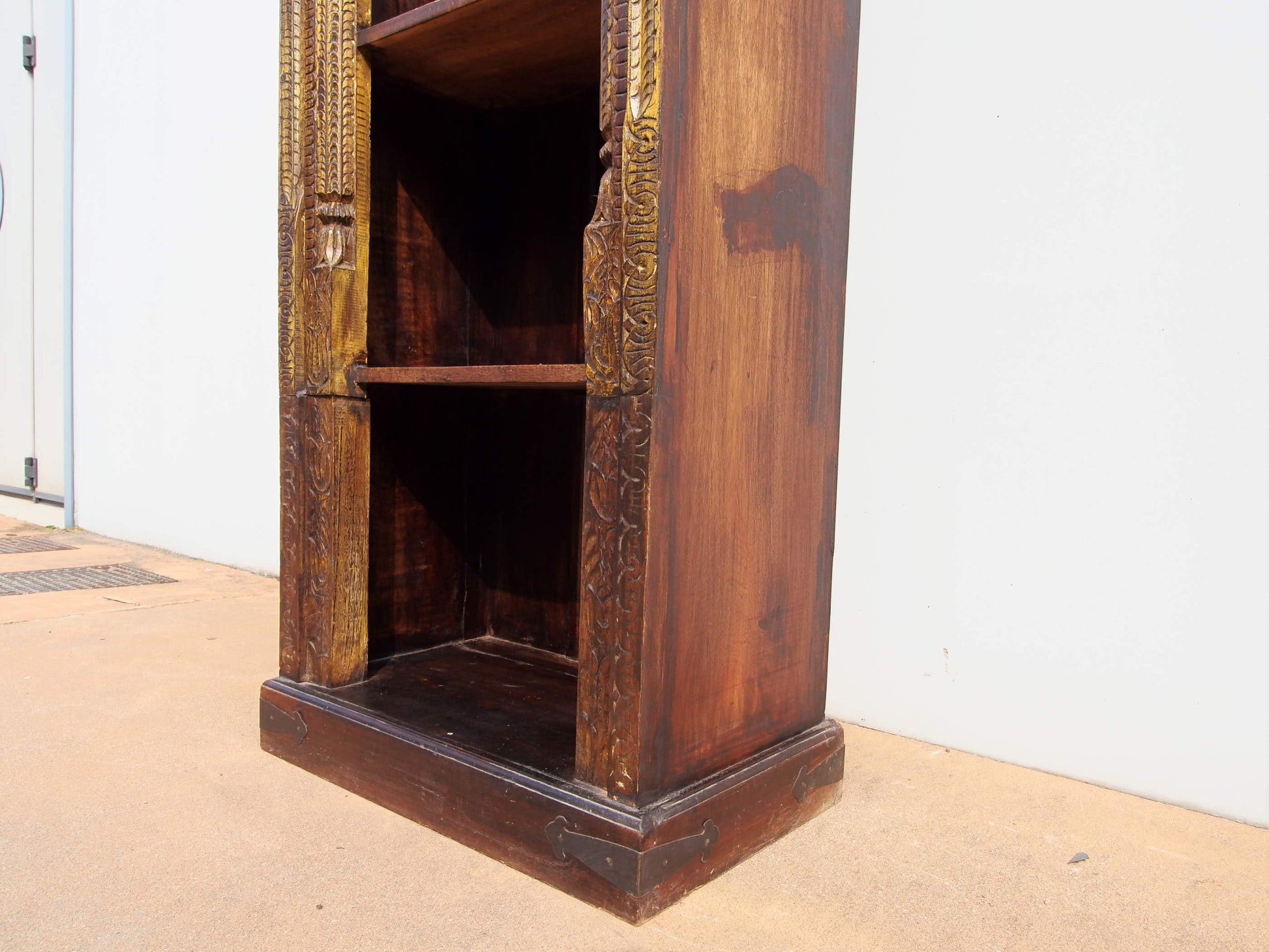 Inquadratura prospettica della base e della stabilità complessiva del mobile.