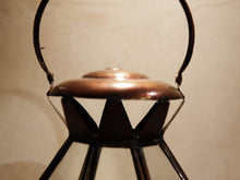 Carica l&#39;immagine nel visualizzatore di Gallery, Lanterna Metallo E Vetro. Provenienza Marocco.  lavorata artigianalmente , traforata a mano senza l&#39;utilizzo di macchine .  dotata di porta per inserire candela / impianto  vetro trasparente sul fondo in modo da poterla usare sia appesa che da appoggio  Dimensioni 28x28xh53 cm 
