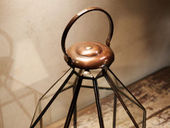 Lanterna Metallo E Vetro. Provenienza Marocco.  lavorata artigianalmente , traforata a mano senza l'utilizzo di macchine .  dotata di porta per inserire candela / impianto  vetro trasparente sul fondo in modo da poterla usare sia appesa che da appoggio  Dimensioni 28x28xh53 cm 