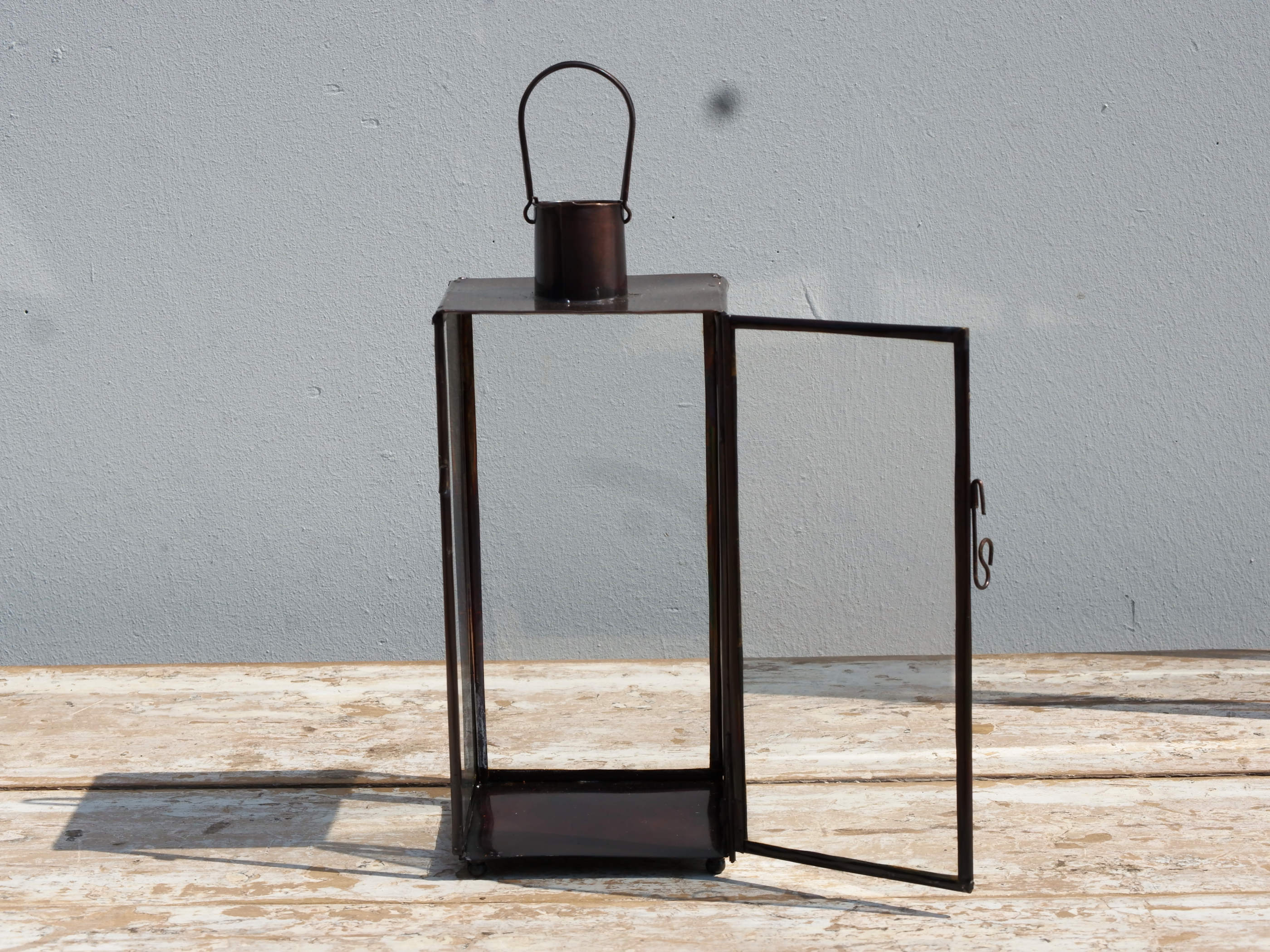 Lanterna Metallo E Vetro. Provenienza Marocco. Lavorata artigianalmente, traforata a mano senza l'utilizzo di macchine.  Dimensioni 10x10xh30cm  per ulteriori info o dettagli: info@etniko.it 0039 3338778241 ig/fb : etniko by crosato etsy : etnikobycrosato