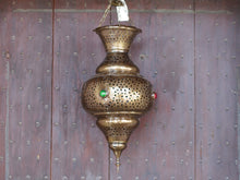 Carica l&#39;immagine nel visualizzatore di Gallery, Lanterna marocchina in metallo lavorata artigianalmente, finemente decorata a traforo, con vetri incastonati mix color.   dimensioni diametro 25  h55     per info ed ulteriori foto info@etniko.it facebook / instagram / pinterest : etnikobycrosato 0039 3338778241