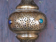 Carica l&#39;immagine nel visualizzatore di Gallery, Lanterna marocchina in metallo lavorata artigianalmente, finemente decorata a traforo, con vetri incastonati mix color.   dimensioni diametro 25  h55     per info ed ulteriori foto info@etniko.it facebook / instagram / pinterest : etnikobycrosato 0039 3338778241