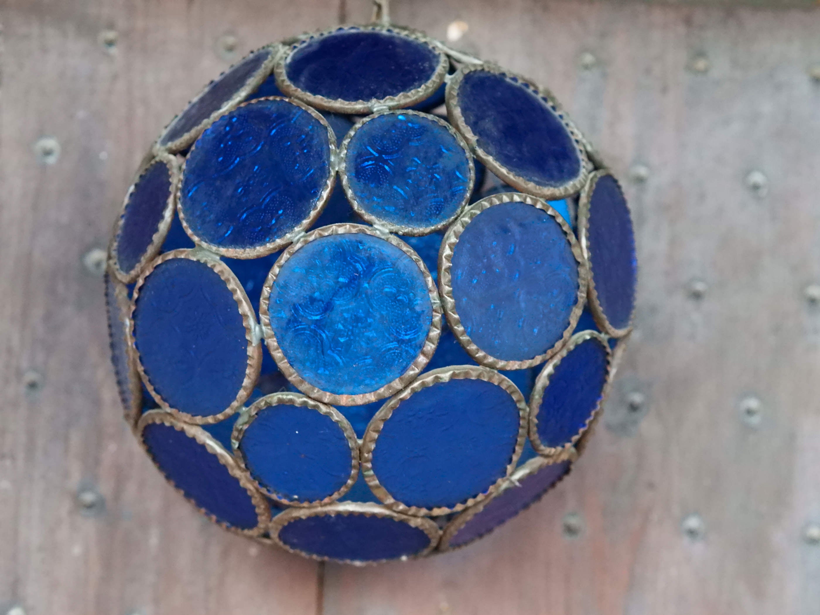 Lanterna marocco in metallo lavorata artigianalmente, vetro blu finemente decorato a incisione, con piccola finestrella in alto.  dimensioni diametro 23 h33     per info ed ulteriori foto info@etniko.it facebook / instagram / pinterest : etnikobycrosato 0039 3338778241