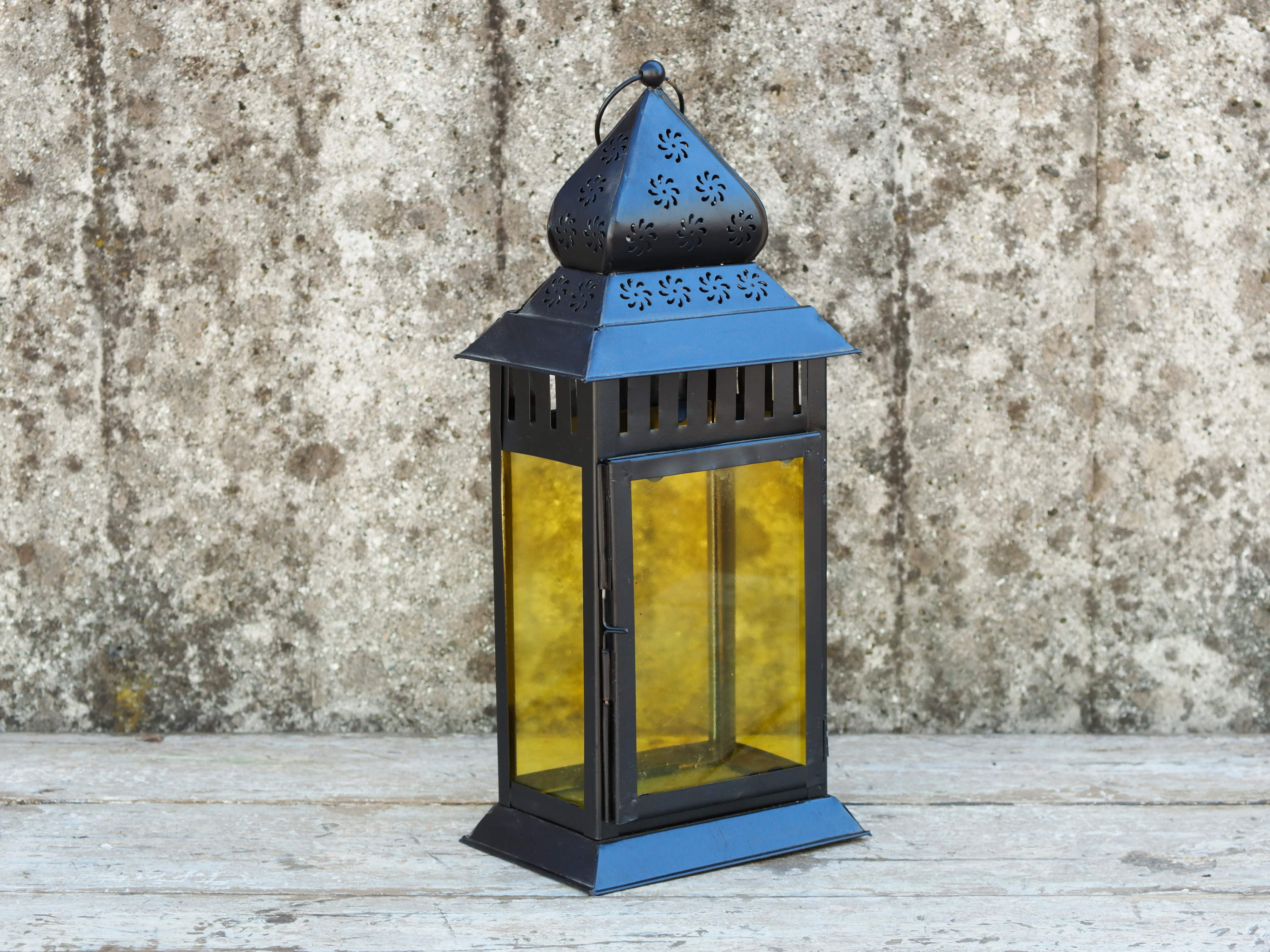 Lanterna indiana in metallo lavorata artigianalmente, nella parte superiore finemente decorata a traforo, nera, con vetro giallo. Disponibile anche nella versione con vetro trasparente. Con gancio per appendere .  prezzo originale euro 50 scontato euro 38  dimensioni 18x13 h45  per info ed ulteriori foto mail info@etniko.it watshapp 0039 3338778241 facebook / instagram / pinterest : etnikobycrosato