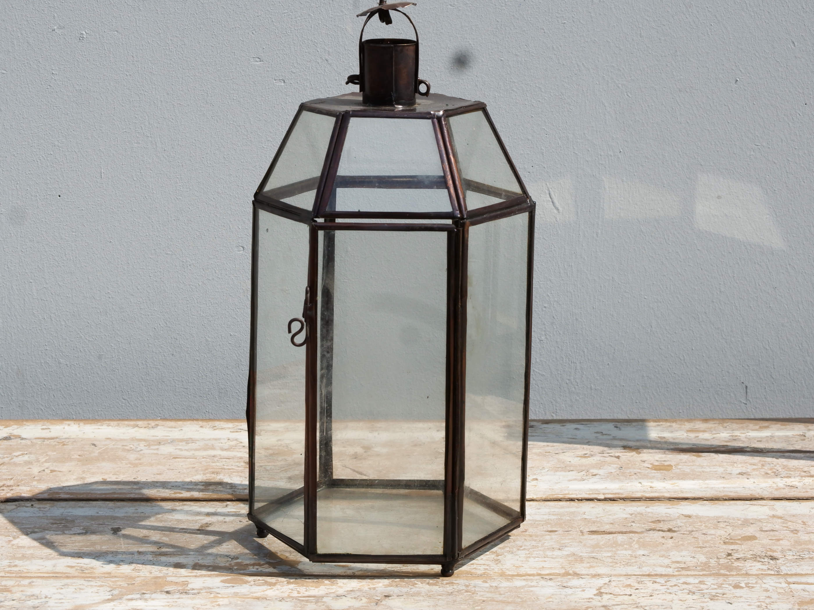 Lanterna Metallo E Vetro. Provenienza Marocco. Lavorata artigianalmente, traforata a mano senza l'utilizzo di macchine.  Dimensioni 17x17xh37cm  per ulteriori info o dettagli: info@etniko.it 0039 3338778241 ig/fb : etniko by crosato etsy : etnikobycrosato