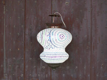 Carica l&#39;immagine nel visualizzatore di Gallery, Lampada indiana lavorata artigianalmente a mosaico con vetri multicolor.  dimensioni diametro diamtero 25 h40 cm   per info ed ulteriori foto mail info@etniko.it watshapp 0039 3338778241 facebook / instagram / pinterest : etnikobycrosato