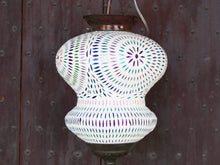 Carica l&#39;immagine nel visualizzatore di Gallery, Lampada indiana lavorata artigianalmente a mosaico con vetri multicolor.  dimensioni diametro diamtero 25 h40 cm   per info ed ulteriori foto mail info@etniko.it watshapp 0039 3338778241 facebook / instagram / pinterest : etnikobycrosato