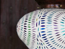 Carica l&#39;immagine nel visualizzatore di Gallery, Lampada indiana lavorata artigianalmente a mosaico con vetri multicolor.  dimensioni diametro diamtero 25 h40 cm   per info ed ulteriori foto mail info@etniko.it watshapp 0039 3338778241 facebook / instagram / pinterest : etnikobycrosato