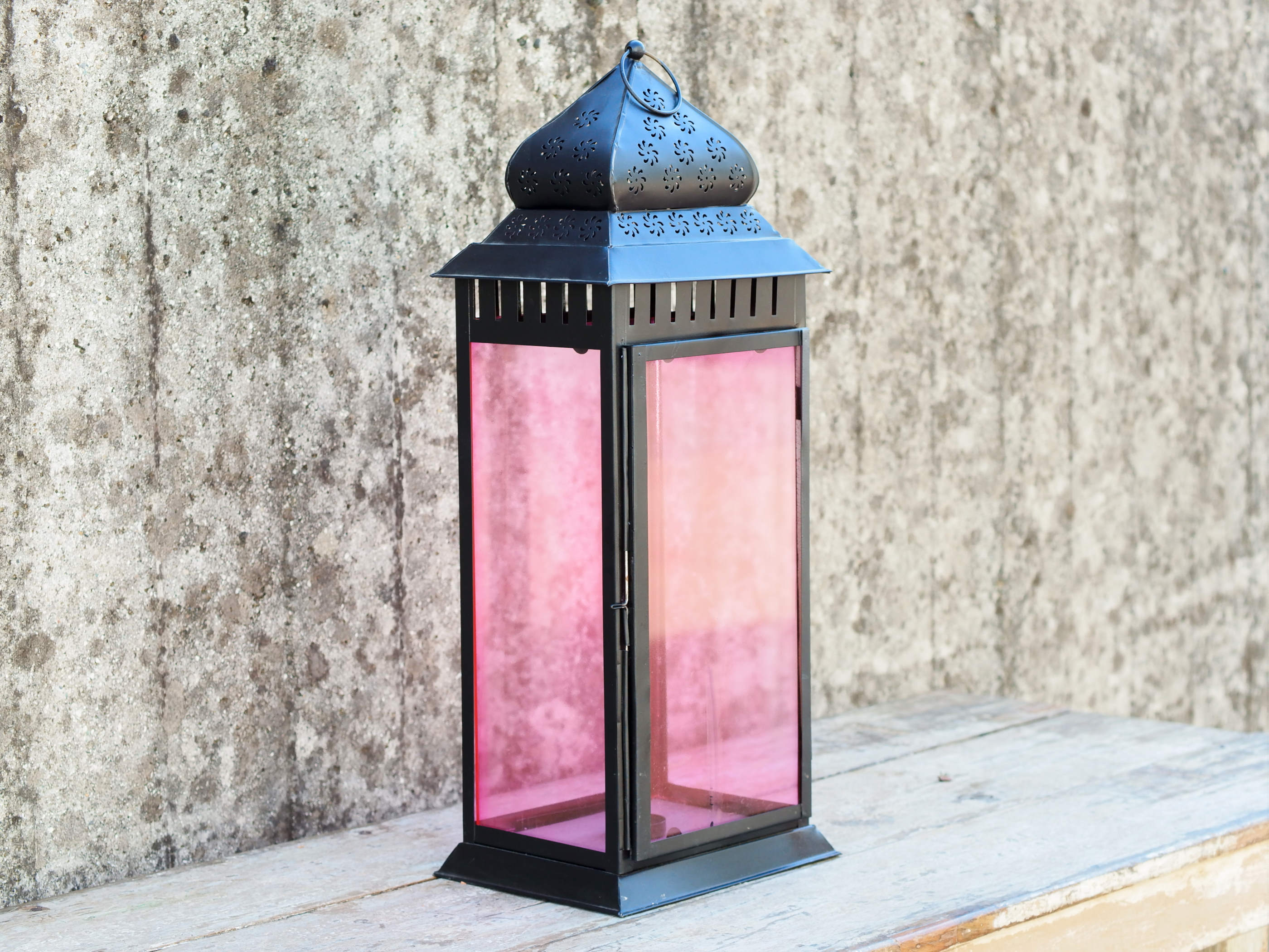 Lanterna indiana in metallo lavorata artigianalmente, nella parte superiore finemente decorata a traforo, nera, con vetro rosa. Disponibile anche nella versione con vetro trasparente. Con gancio per appendere .  prezzo originale euro 70 scontato euro 55  dimensioni 23x18 h60  per info ed ulteriori foto mail info@etniko.it watshapp 0039 3338778241 facebook / instagram / pinterest : etnikobycrosato