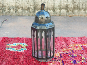 lanterna marocchina in metallo traforata di colore ruggine. Lavorata artigianalmente . dimensioni 24x24 h76cm.   per info ed ulteriori foto mail info@etniko.it watshapp 0039 3338778241 facebook / instagram / pinterest : etnikobycrosato