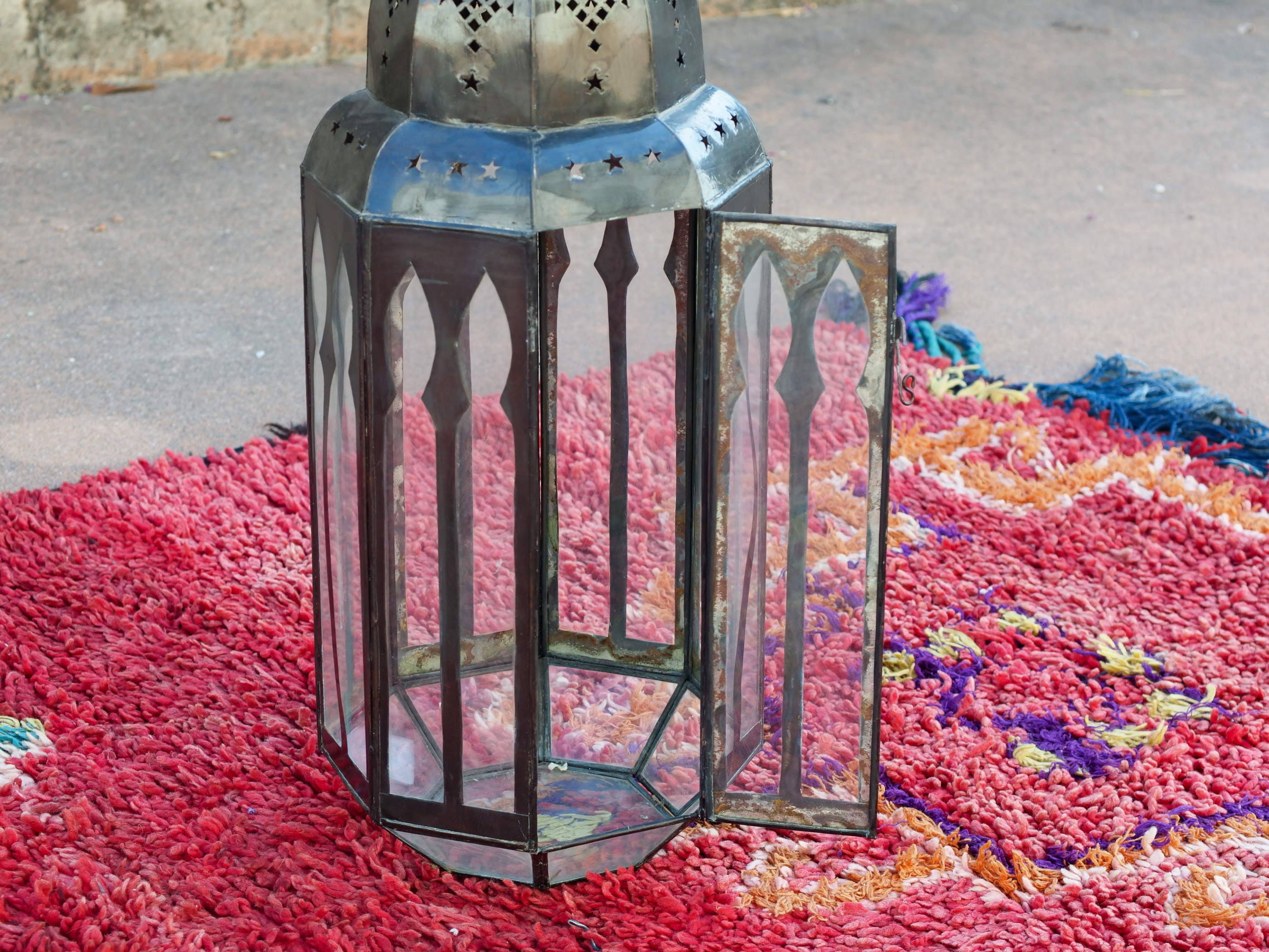 lanterna marocchina in metallo traforata di colore ruggine. Lavorata artigianalmente . dimensioni 24x24 h76cm.   per info ed ulteriori foto mail info@etniko.it watshapp 0039 3338778241 facebook / instagram / pinterest : etnikobycrosato