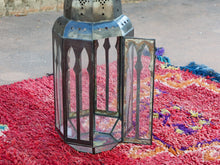 Carica l&#39;immagine nel visualizzatore di Gallery, lanterna marocchina in metallo traforata di colore ruggine. Lavorata artigianalmente . dimensioni 24x24 h76cm.   per info ed ulteriori foto mail info@etniko.it watshapp 0039 3338778241 facebook / instagram / pinterest : etnikobycrosato