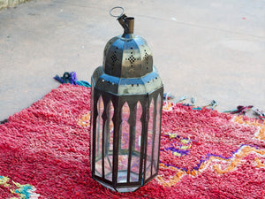 lanterna marocchina in metallo traforata di colore ruggine. Lavorata artigianalmente . dimensioni 24x24 h76cm.   per info ed ulteriori foto mail info@etniko.it watshapp 0039 3338778241 facebook / instagram / pinterest : etnikobycrosato
