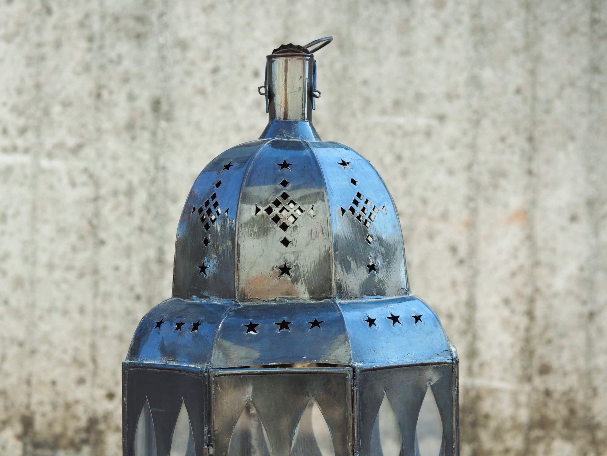lanterna marocchina in metallo traforata di colore ruggine. Lavorata artigianalmente . dimensioni 24x24 h76cm.   per info ed ulteriori foto mail info@etniko.it watshapp 0039 3338778241 facebook / instagram / pinterest : etnikobycrosato