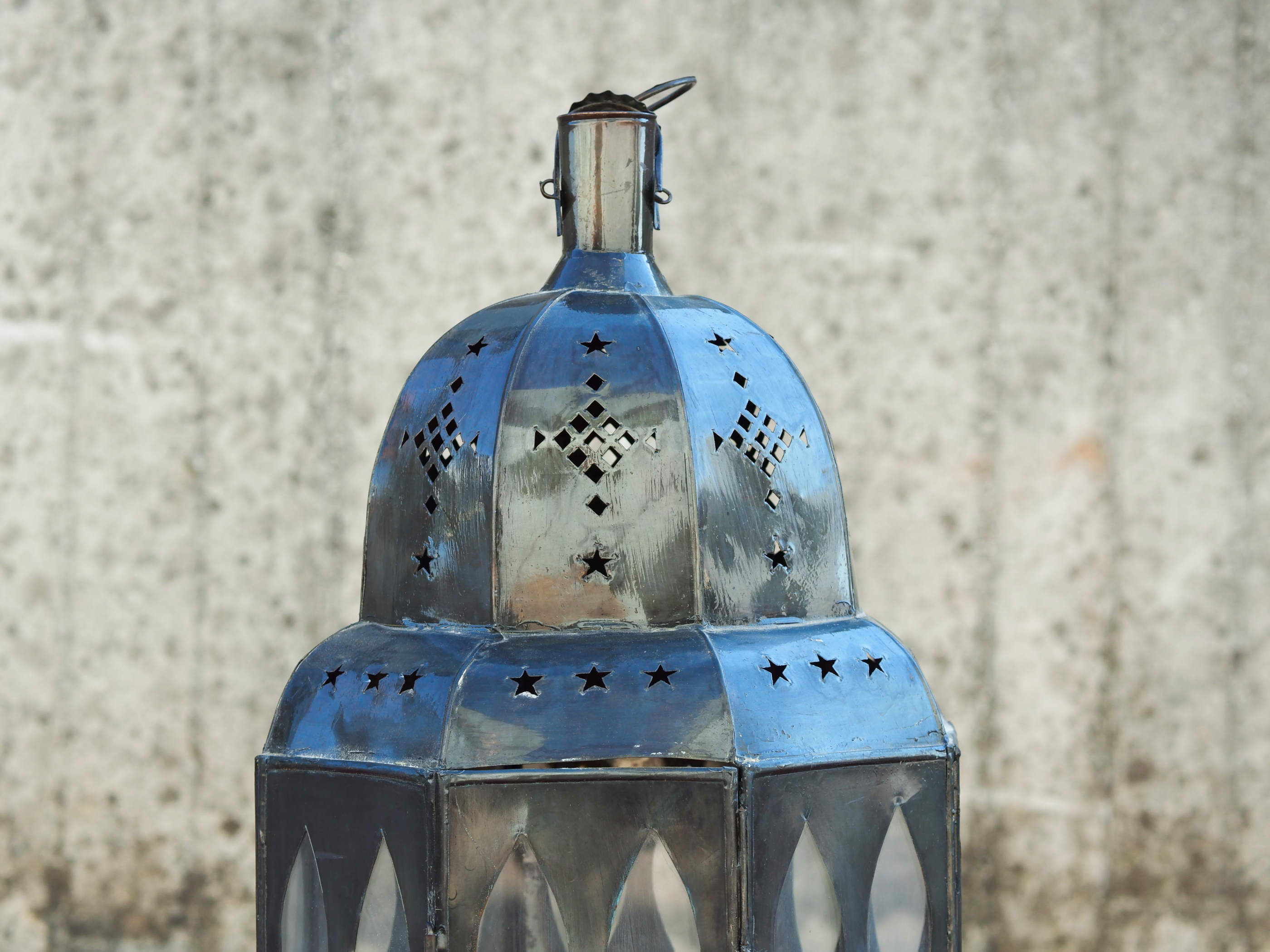 lanterna marocchina in metallo traforata di colore ruggine. Lavorata artigianalmente . dimensioni 24x24 h76cm.   per info ed ulteriori foto mail info@etniko.it watshapp 0039 3338778241 facebook / instagram / pinterest : etnikobycrosato