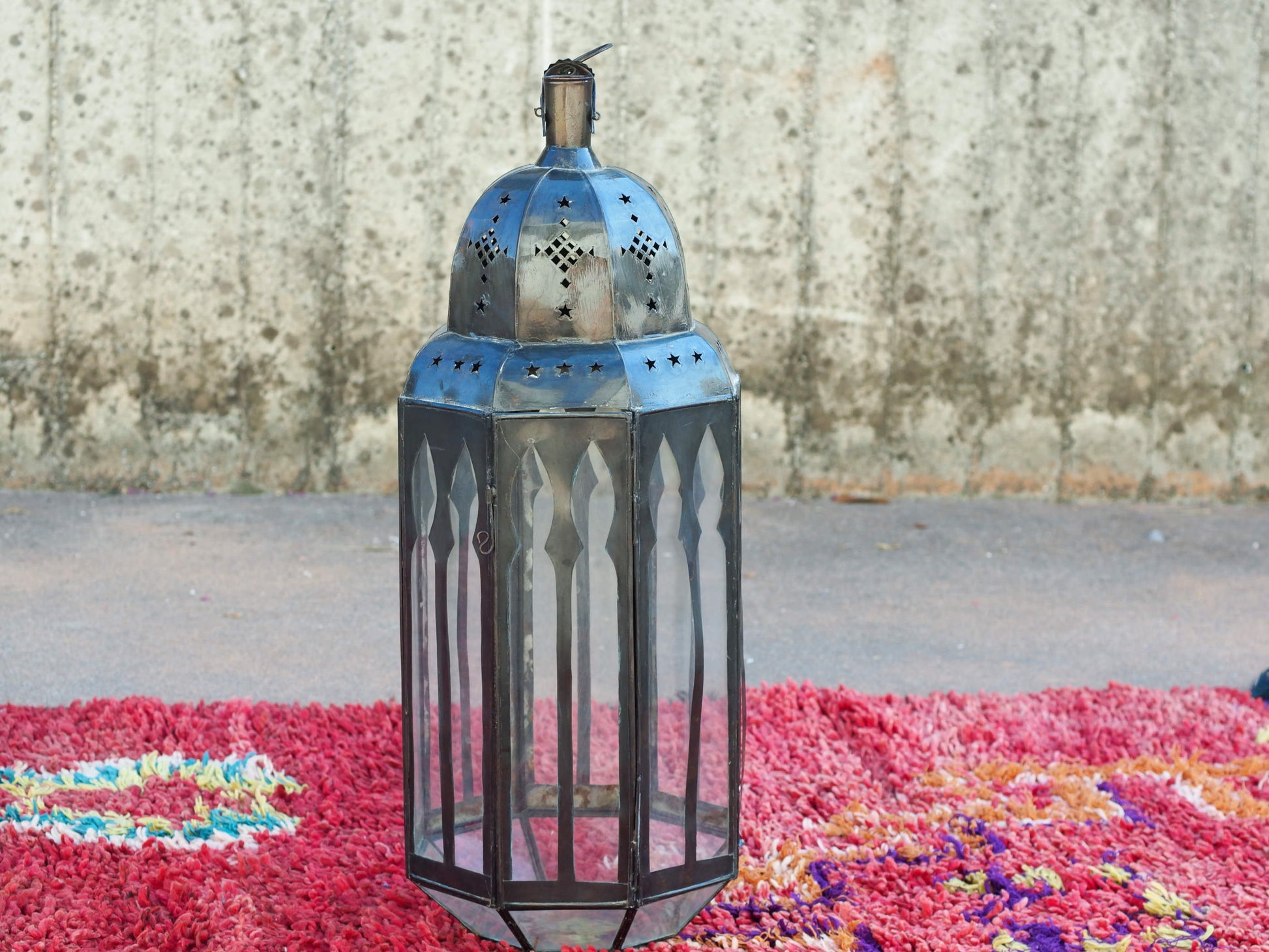 lanterna marocchina in metallo traforata di colore ruggine. Lavorata artigianalmente . dimensioni 24x24 h76cm.   per info ed ulteriori foto mail info@etniko.it watshapp 0039 3338778241 facebook / instagram / pinterest : etnikobycrosato