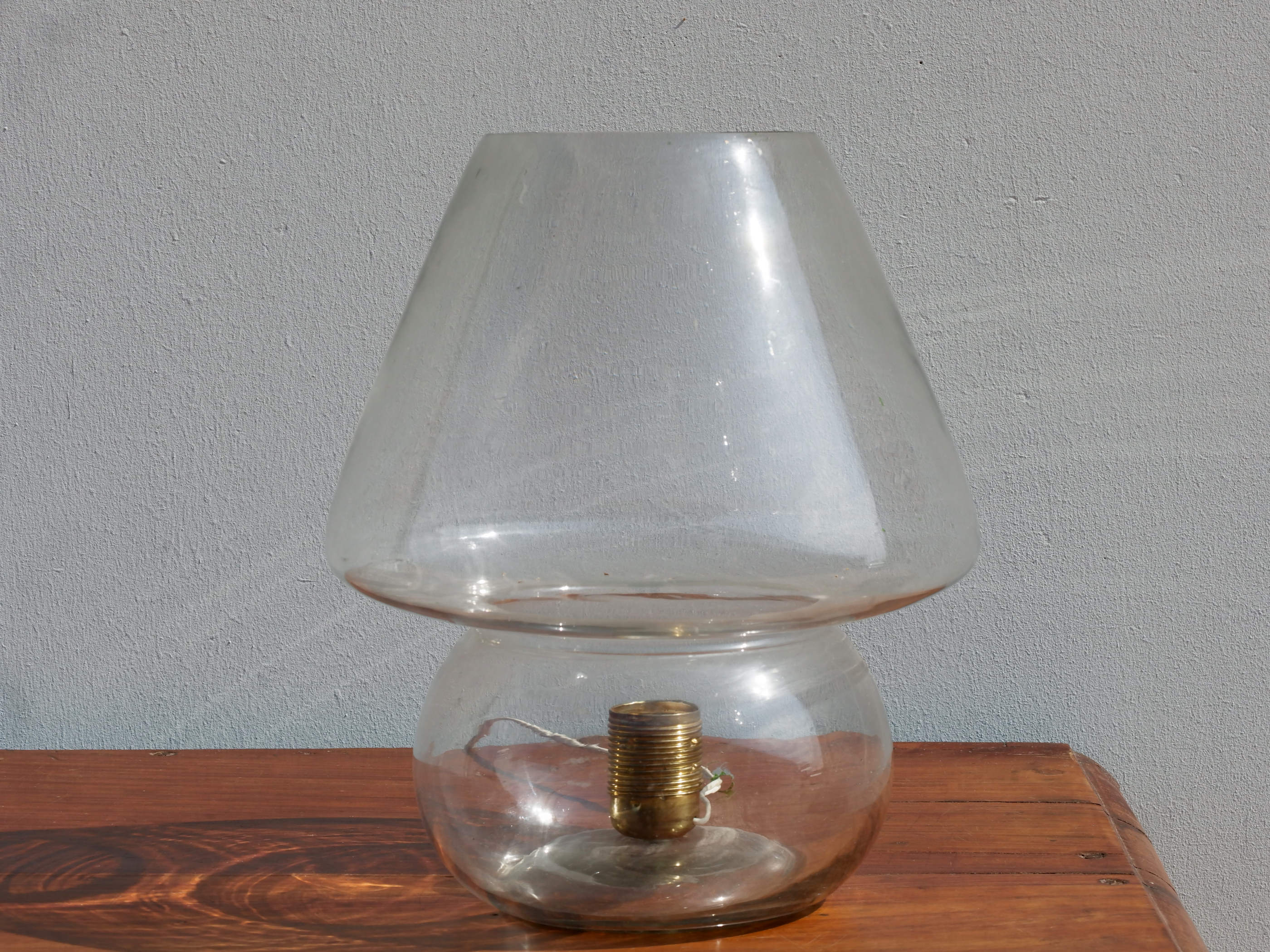 Lampada da tavolo grande in vetro trasparente soffiato a forma di fungo con diametro 26 e altezza 34 cm