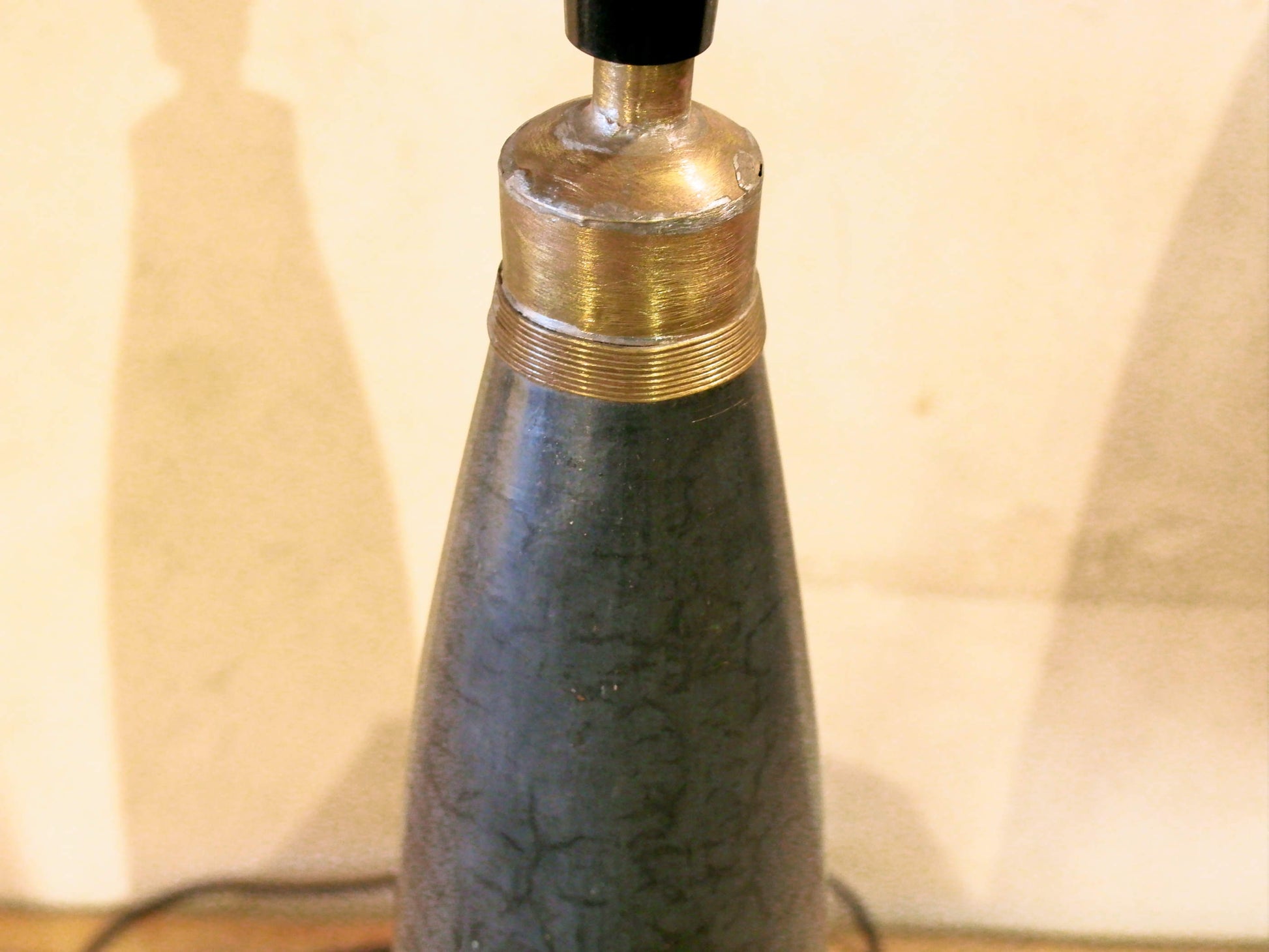 Lampada creata con vaso tadelakt, un intonaco di origine marocchina tipico della città di Marrakech, un metodo completamente ecologico basato sull'utilizzo di calce idrata, sapone nero, pigmenti naturali e cere. Dimensioni vaso compreso impianto diametro 12 h 52 cm, ingombro totale compreso paralume diametro 30 h 68cm.