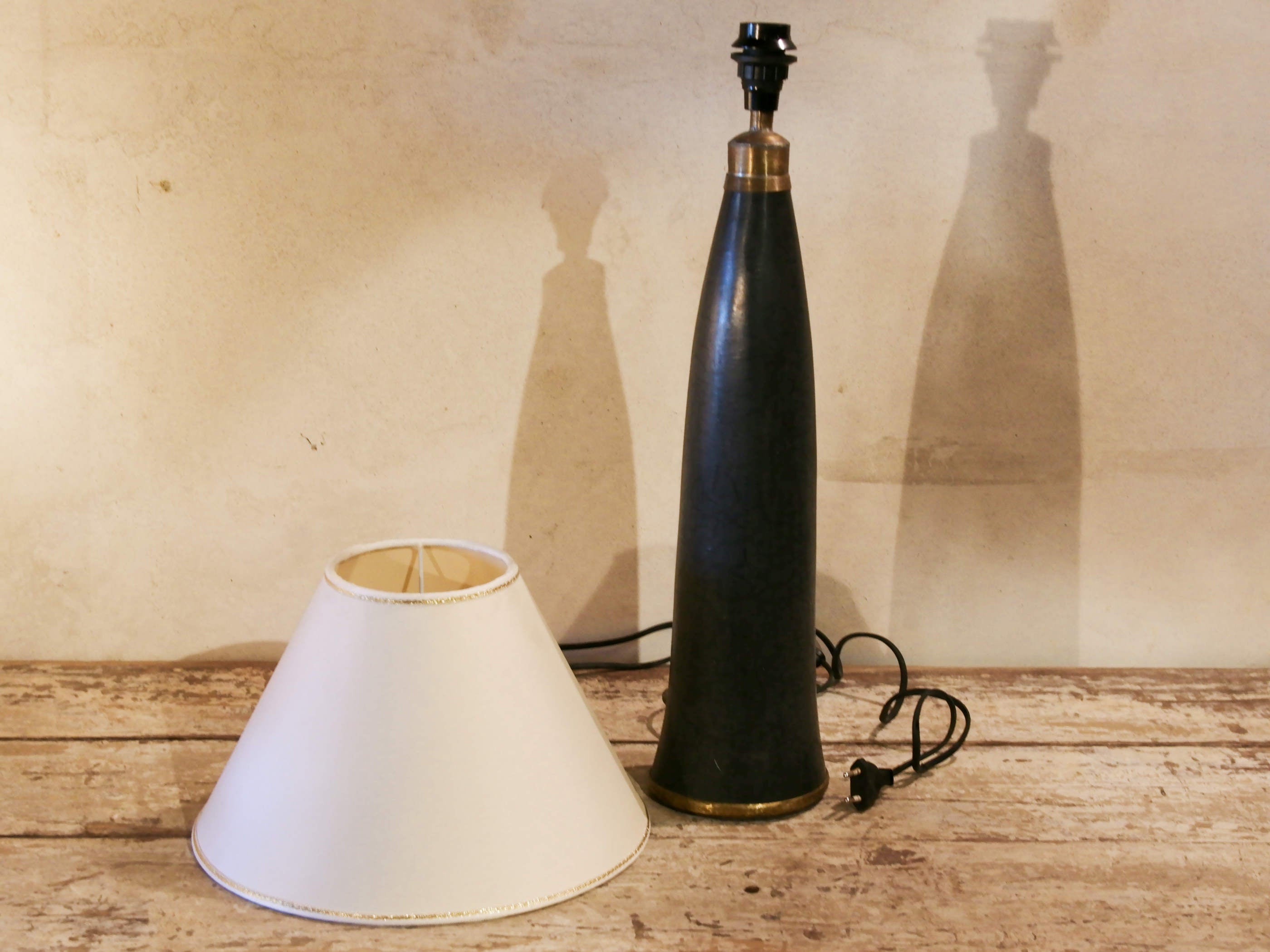 Lampada creata con vaso tadelakt, un intonaco di origine marocchina tipico della città di Marrakech, un metodo completamente ecologico basato sull'utilizzo di calce idrata, sapone nero, pigmenti naturali e cere. Dimensioni vaso compreso impianto diametro 12 h 52 cm, ingombro totale compreso paralume diametro 30 h 68cm.