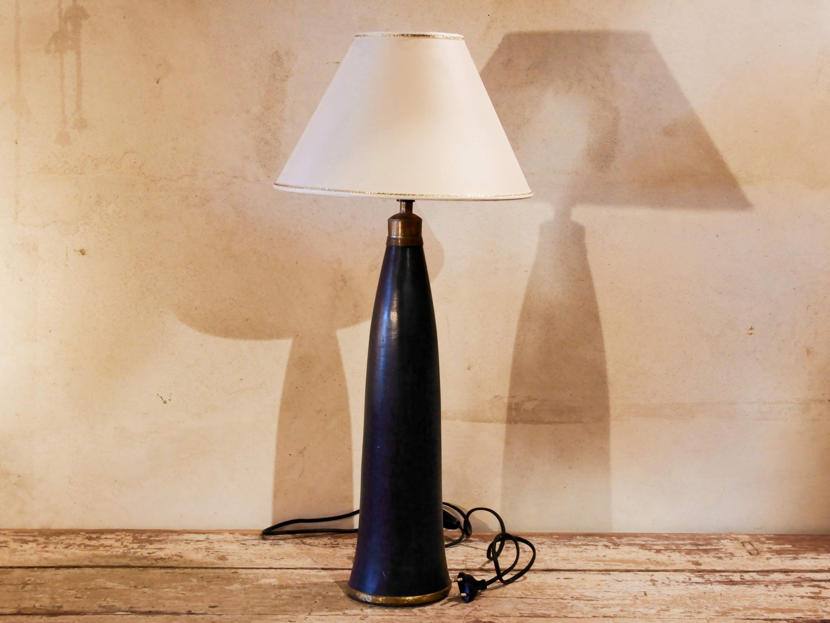 Lampada creata con vaso tadelakt, un intonaco di origine marocchina tipico della città di Marrakech, un metodo completamente ecologico basato sull'utilizzo di calce idrata, sapone nero, pigmenti naturali e cere. Dimensioni vaso compreso impianto diametro 12 h 52 cm, ingombro totale compreso paralume diametro 30 h 68cm.