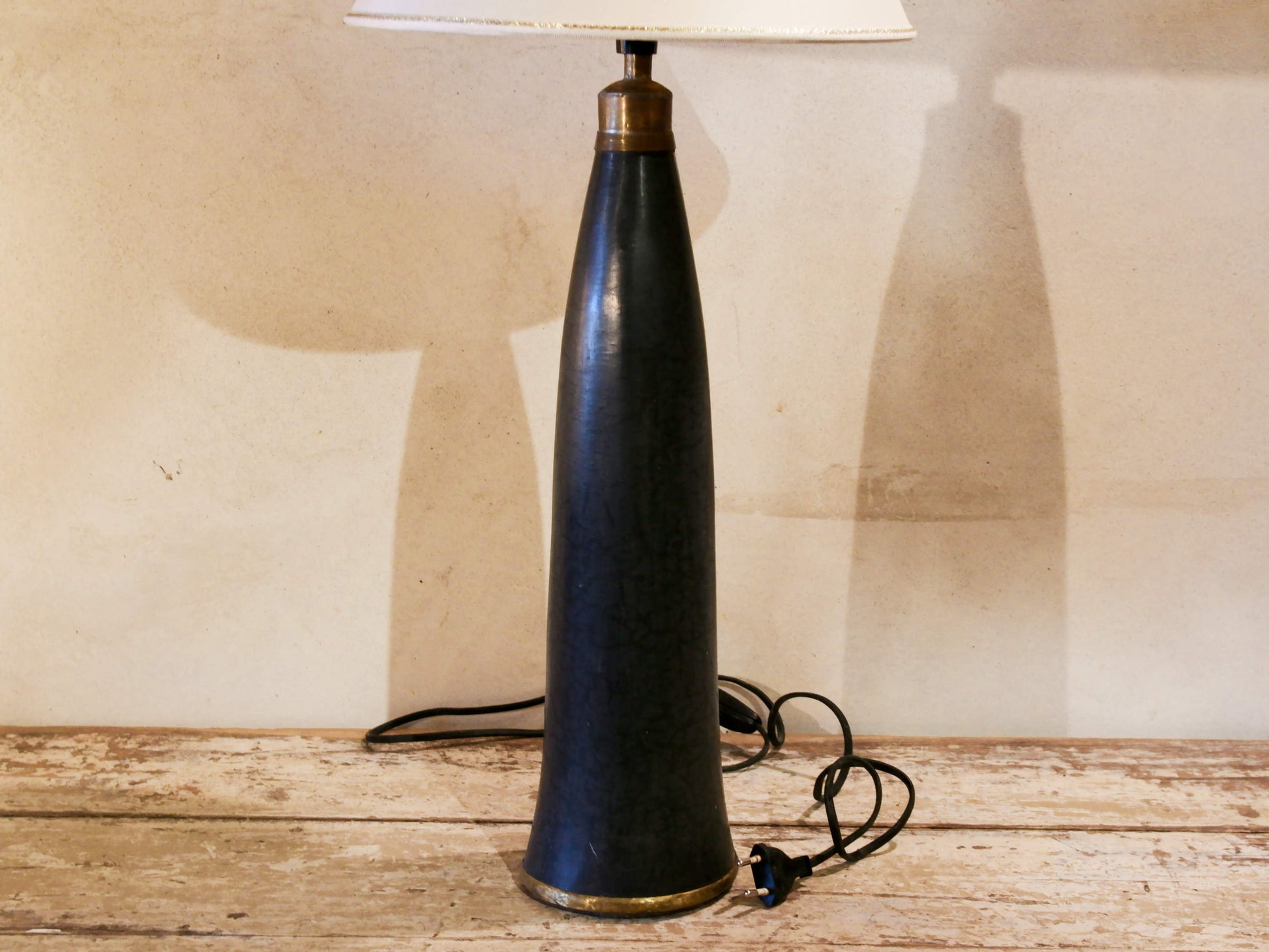 Lampada creata con vaso tadelakt, un intonaco di origine marocchina tipico della città di Marrakech, un metodo completamente ecologico basato sull'utilizzo di calce idrata, sapone nero, pigmenti naturali e cere. Dimensioni vaso compreso impianto diametro 12 h 52 cm, ingombro totale compreso paralume diametro 30 h 68cm.