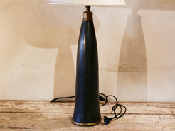 Lampada creata con vaso tadelakt, un intonaco di origine marocchina tipico della città di Marrakech, un metodo completamente ecologico basato sull'utilizzo di calce idrata, sapone nero, pigmenti naturali e cere. Dimensioni vaso compreso impianto diametro 12 h 52 cm, ingombro totale compreso paralume diametro 30 h 68cm.