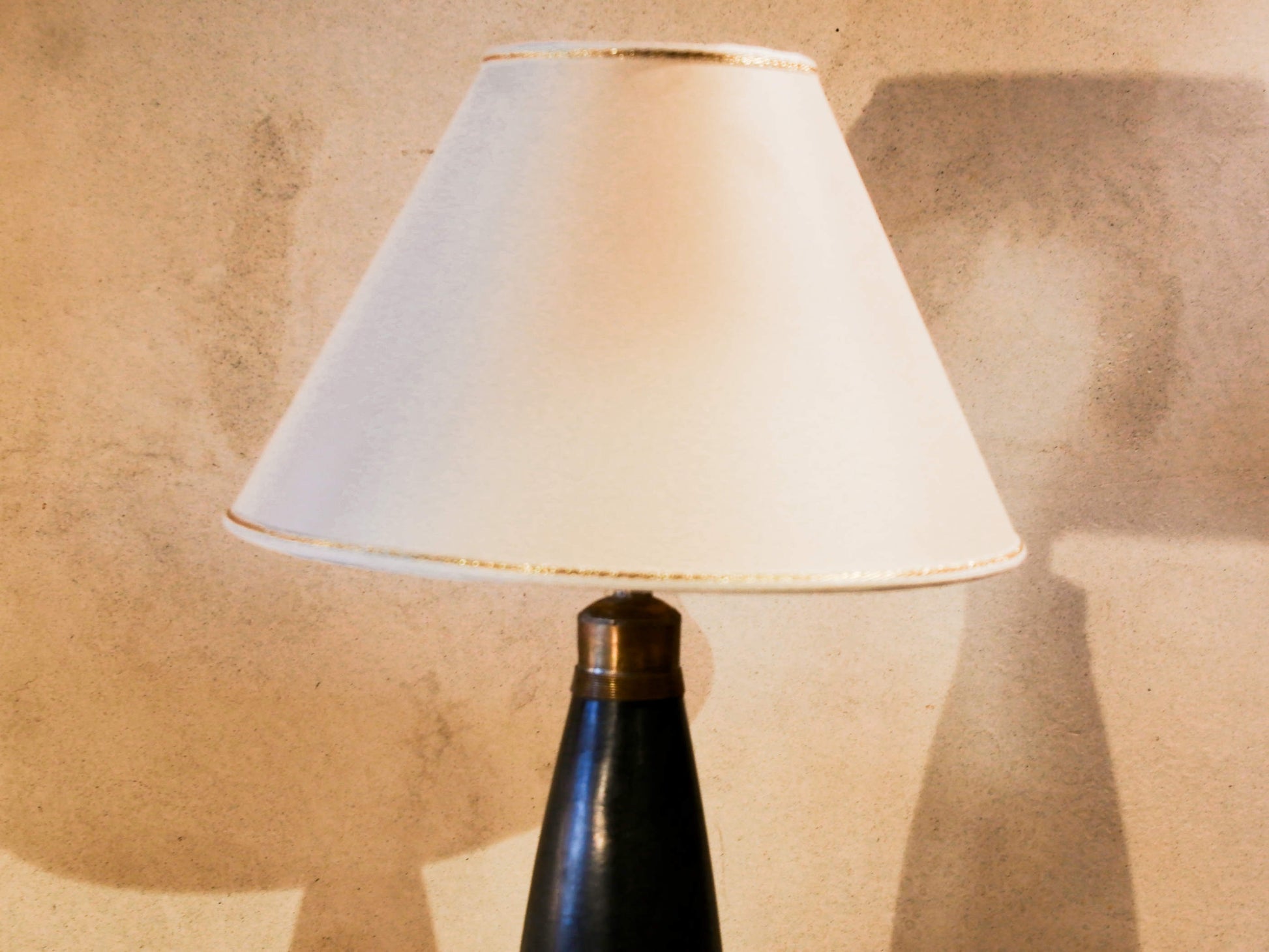 Lampada creata con vaso tadelakt, un intonaco di origine marocchina tipico della città di Marrakech, un metodo completamente ecologico basato sull'utilizzo di calce idrata, sapone nero, pigmenti naturali e cere. Dimensioni vaso compreso impianto diametro 12 h 52 cm, ingombro totale compreso paralume diametro 30 h 68cm.