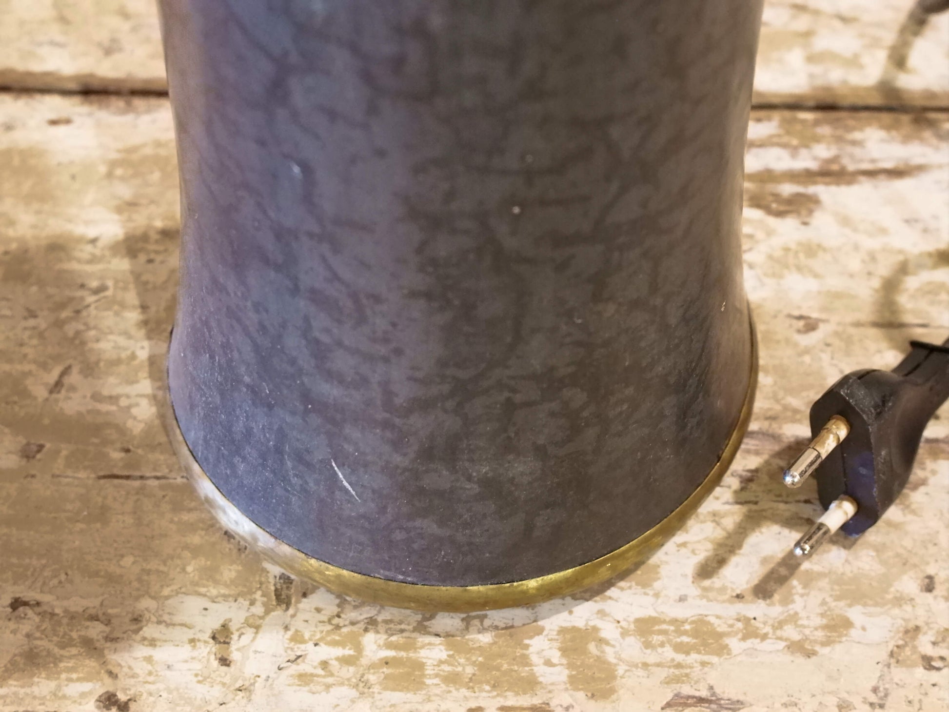 Lampada creata con vaso tadelakt, un intonaco di origine marocchina tipico della città di Marrakech, un metodo completamente ecologico basato sull'utilizzo di calce idrata, sapone nero, pigmenti naturali e cere. Dimensioni vaso compreso impianto diametro 12 h 52 cm, ingombro totale compreso paralume diametro 30 h 68cm.