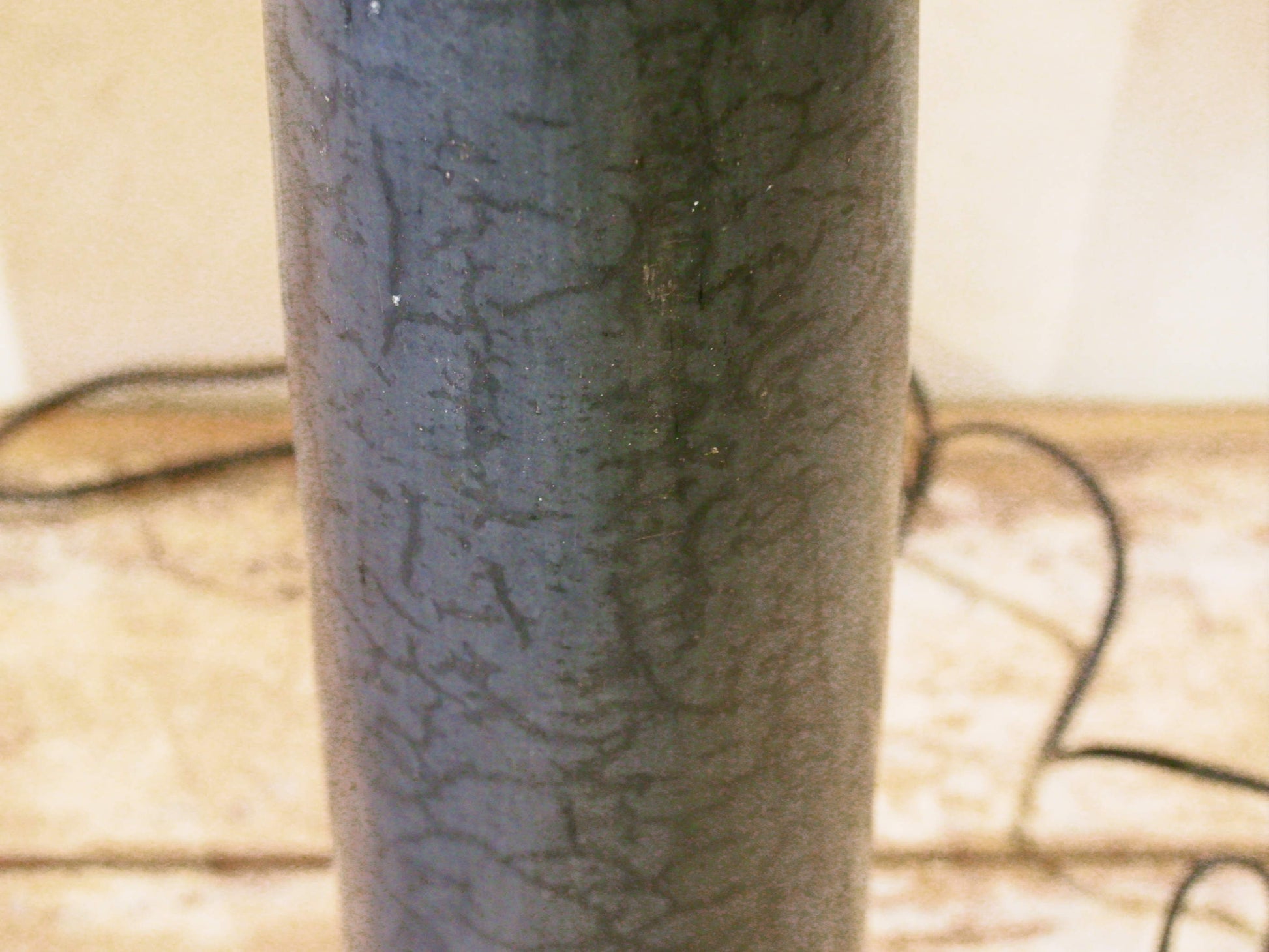 Lampada creata con vaso tadelakt, un intonaco di origine marocchina tipico della città di Marrakech, un metodo completamente ecologico basato sull'utilizzo di calce idrata, sapone nero, pigmenti naturali e cere. Dimensioni vaso compreso impianto diametro 12 h 52 cm, ingombro totale compreso paralume diametro 30 h 68cm.