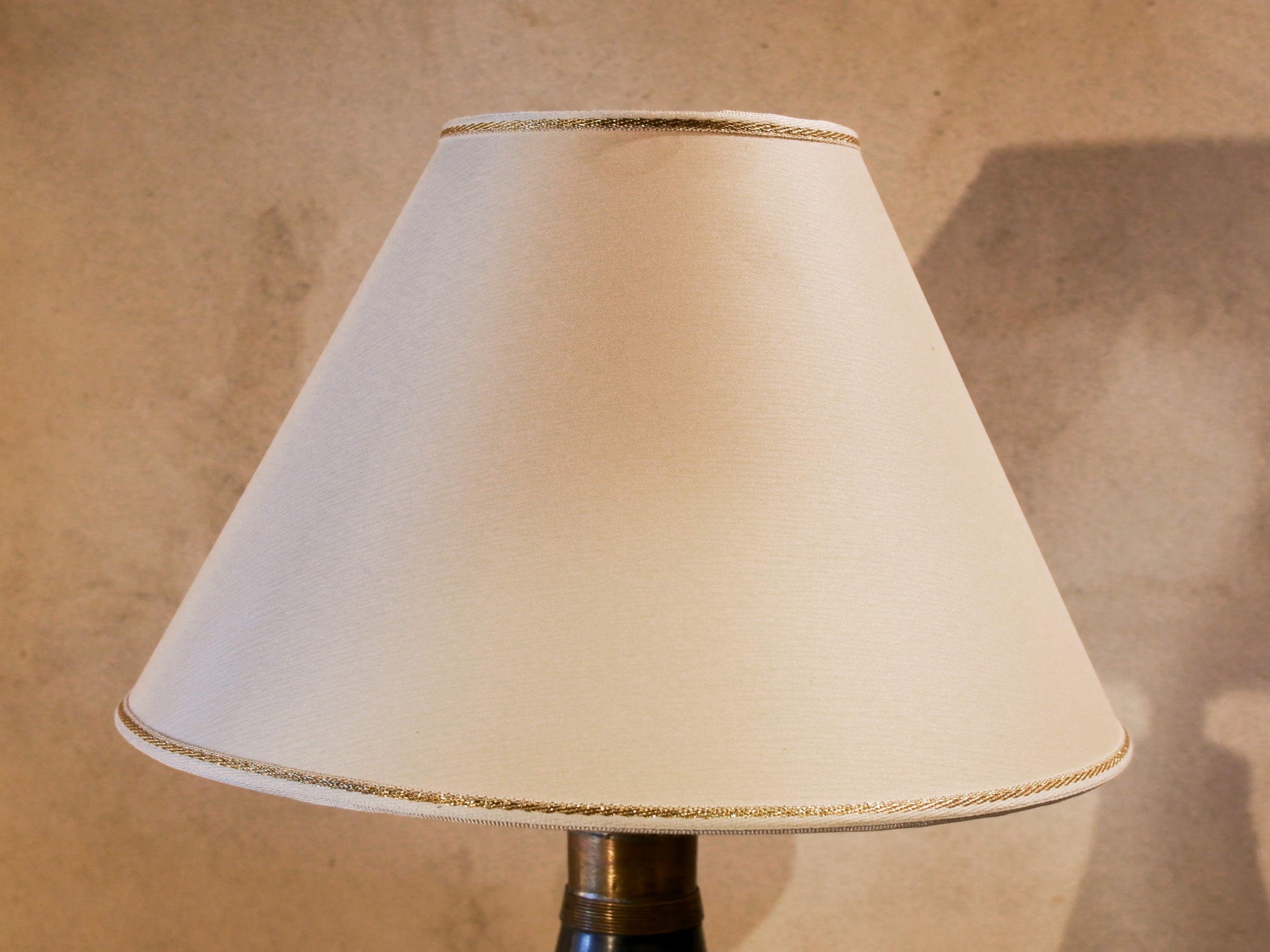 Lampada creata con vaso tadelakt, un intonaco di origine marocchina tipico della città di Marrakech, un metodo completamente ecologico basato sull'utilizzo di calce idrata, sapone nero, pigmenti naturali e cere. Dimensioni vaso compreso impianto diametro 12 h 52 cm, ingombro totale compreso paralume diametro 30 h 68cm.
