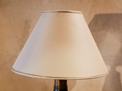 Lampada creata con vaso tadelakt, un intonaco di origine marocchina tipico della città di Marrakech, un metodo completamente ecologico basato sull'utilizzo di calce idrata, sapone nero, pigmenti naturali e cere. Dimensioni vaso compreso impianto diametro 12 h 52 cm, ingombro totale compreso paralume diametro 30 h 68cm.