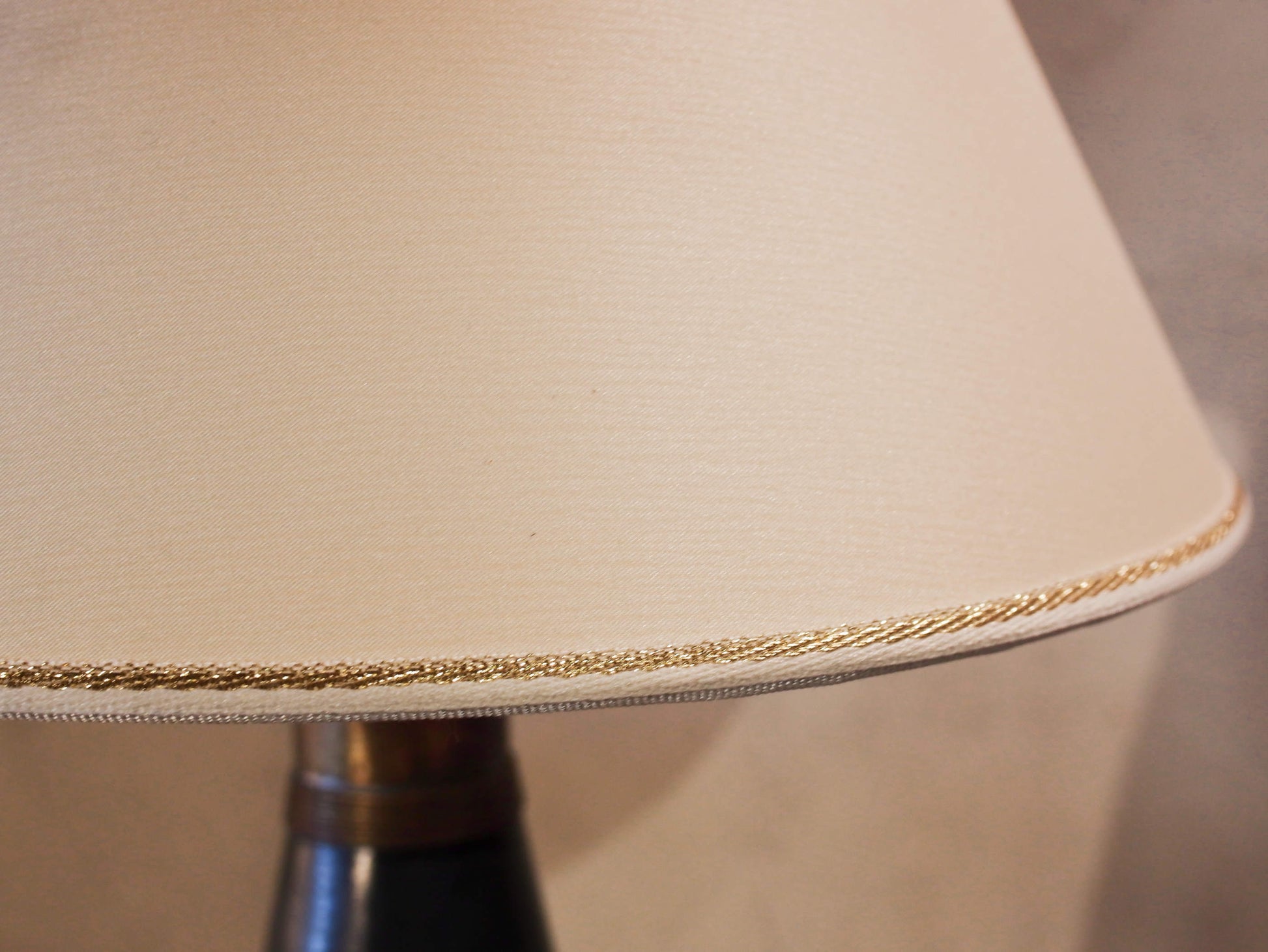 Lampada creata con vaso tadelakt, un intonaco di origine marocchina tipico della città di Marrakech, un metodo completamente ecologico basato sull'utilizzo di calce idrata, sapone nero, pigmenti naturali e cere. Dimensioni vaso compreso impianto diametro 12 h 52 cm, ingombro totale compreso paralume diametro 30 h 68cm.